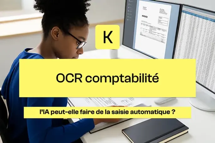 Femme concentrée travaillant sur des factures à son bureau avec deux écrans d'ordinateur avec la phrase OCR comptabilité : l’IA peut-elle faire de la saisie automatique ? écrite au mileu de l'image 